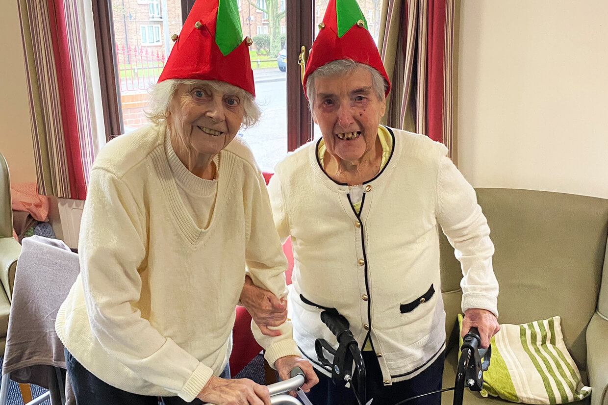 Red Roofs Elf Day Raising Awareness Alzheimers Disease
